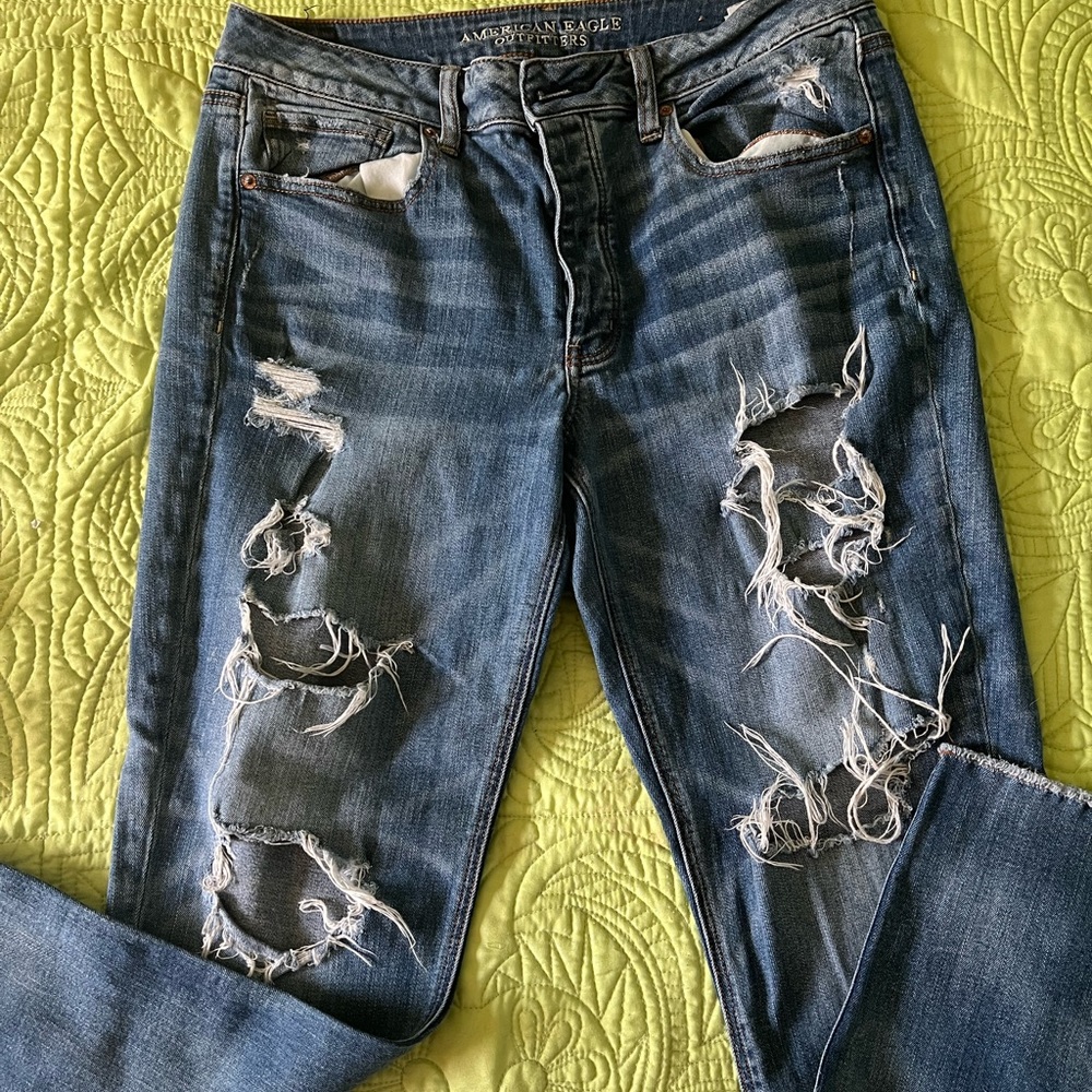 American Eagle 12 Regular stretch destroyed boyfriend denim.. super cute 😍